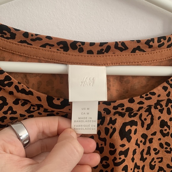 [M] H&M cheetah print top - Picture 2 of 5